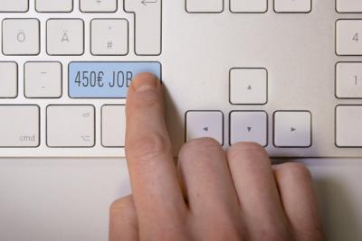 Mindestlohn-450-Euro-Finger-Tastatur-high.jpg   Mindestlohn-450-Euro-Finger-Tastatur-high.jpg