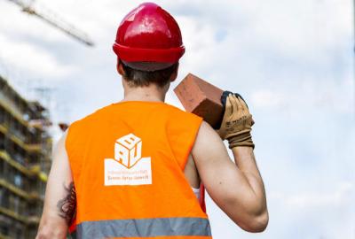 bauarbeiter-mit-ziegelstei