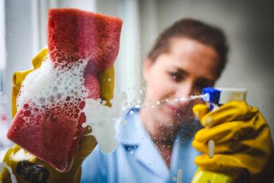 Gebäudereinigerin Fensterputzen Gebäudereinigerin Fensterputzen